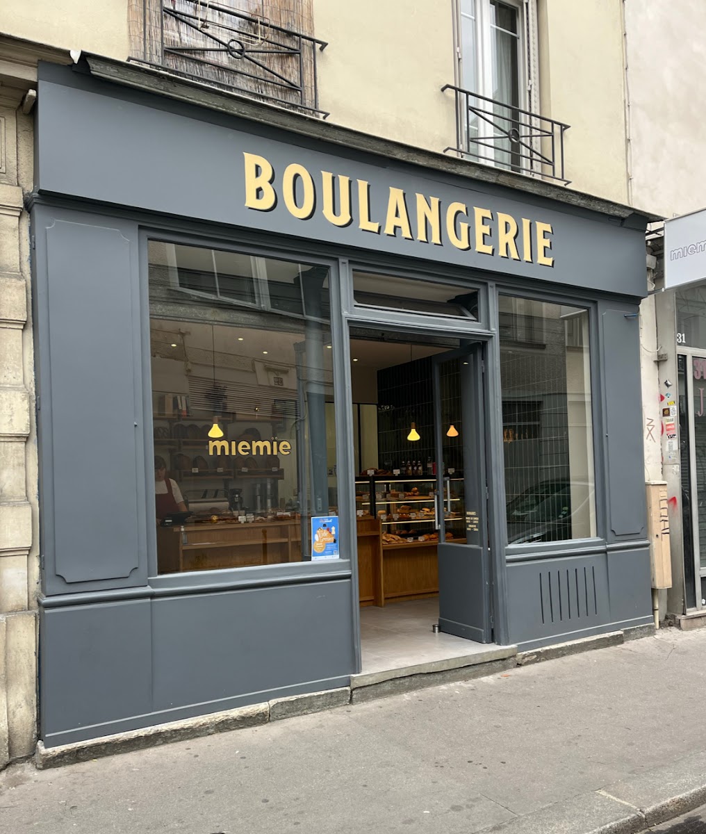 La devanture gris ardoise de la boulangerie MieMie, rue Sedaine à Paris 11e