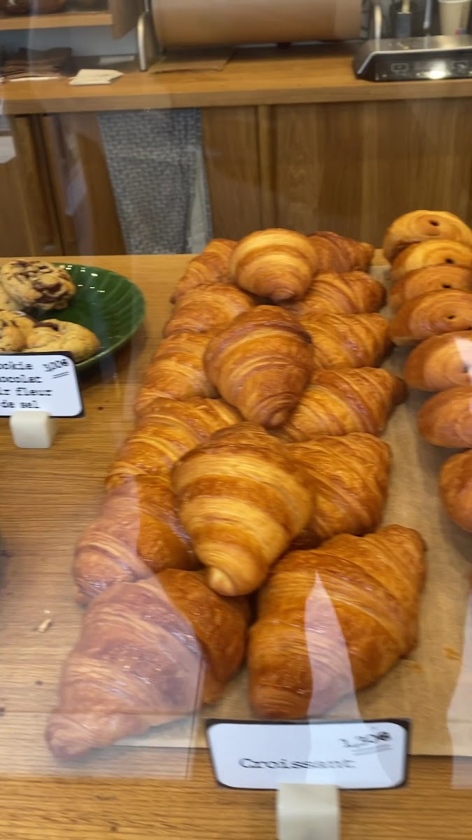Croissants et pains au chocolat dorés en vitrine