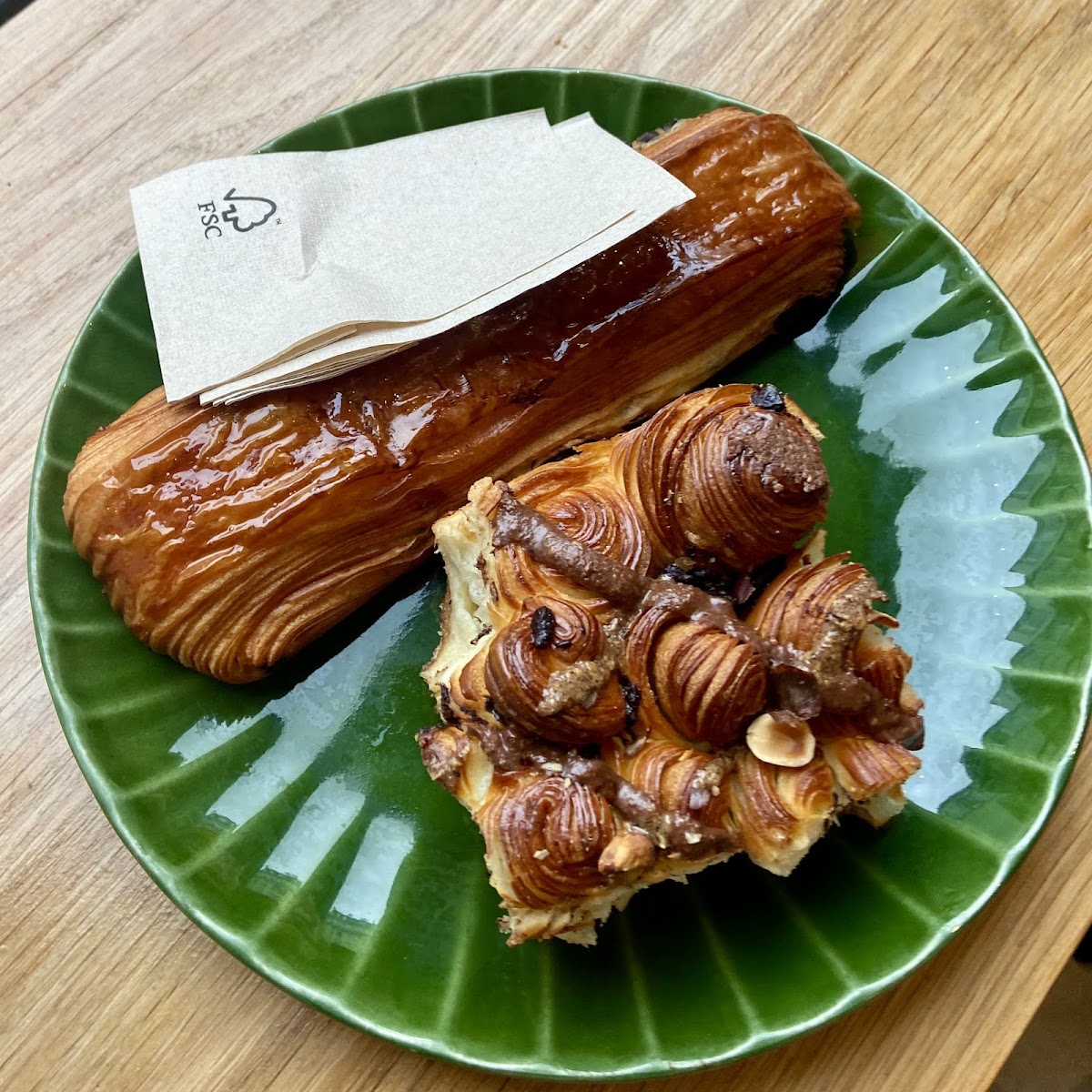 Viennoiseries feuilletées servies à l'assiette