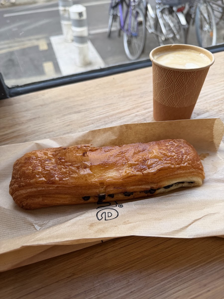 Pause café et viennoiserie face à la rue Sedaine